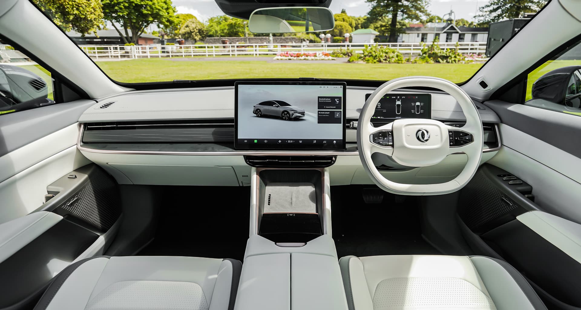 Dongfeng 007 White & Grey interior