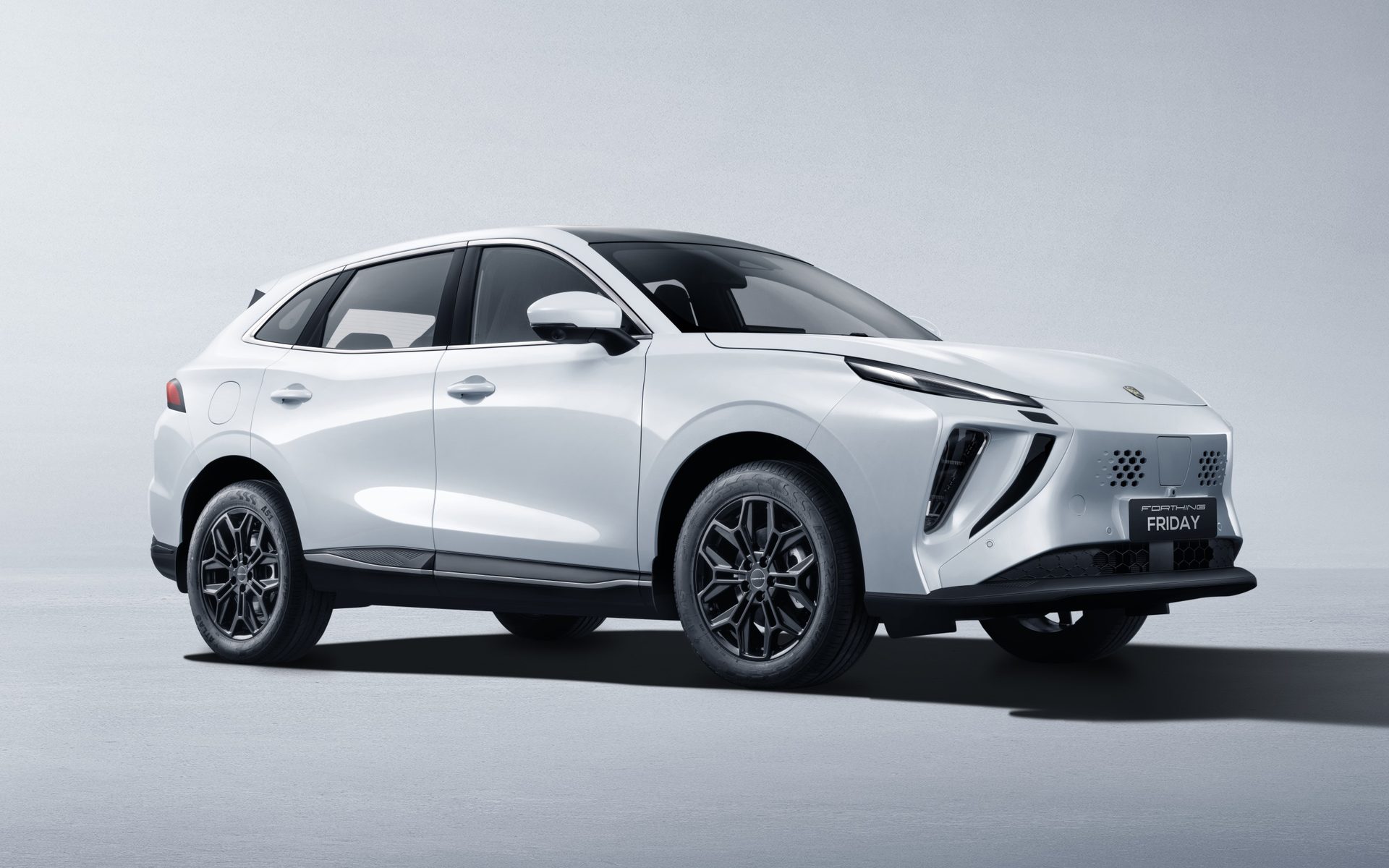 Dongfeng Friday in white, studio view