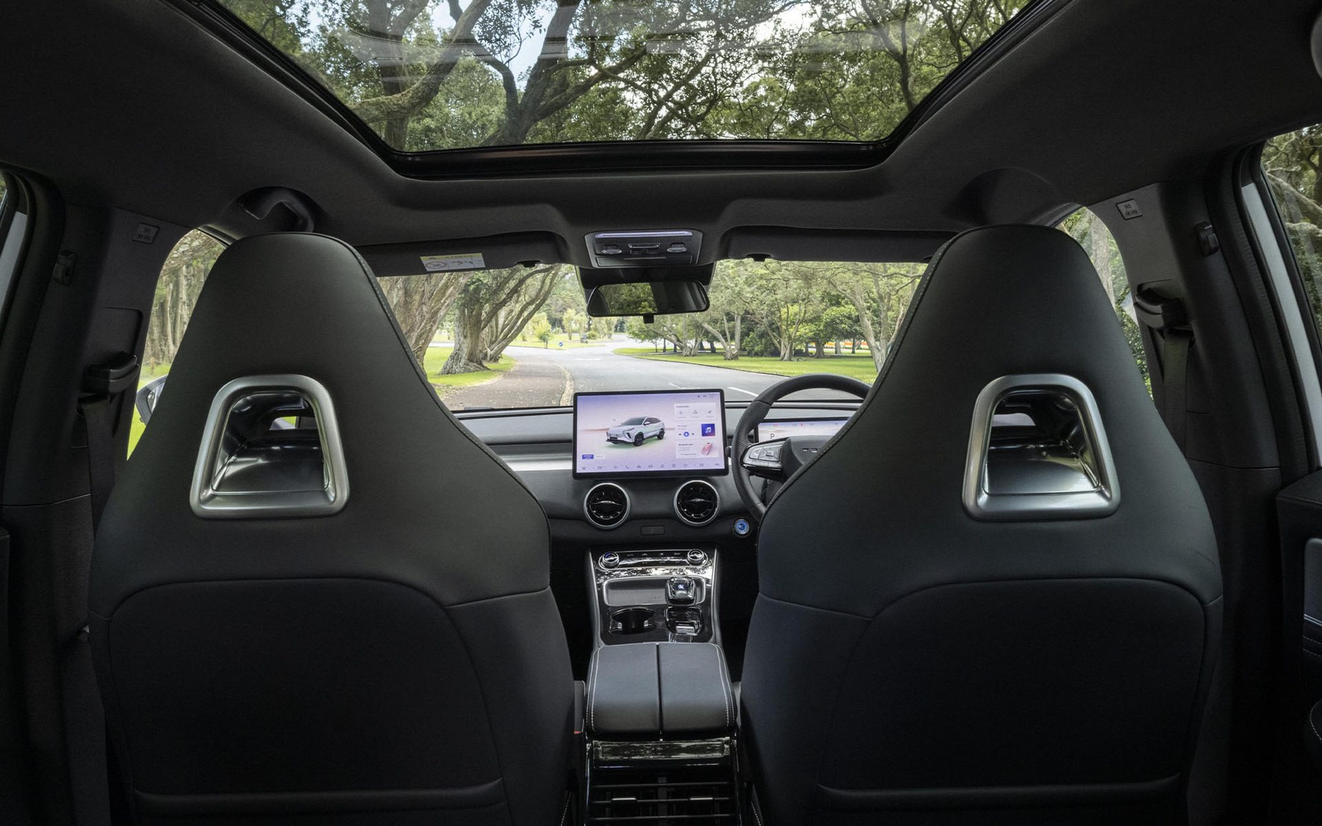 Dongfeng Friday black cabin and panoramic glass roof
